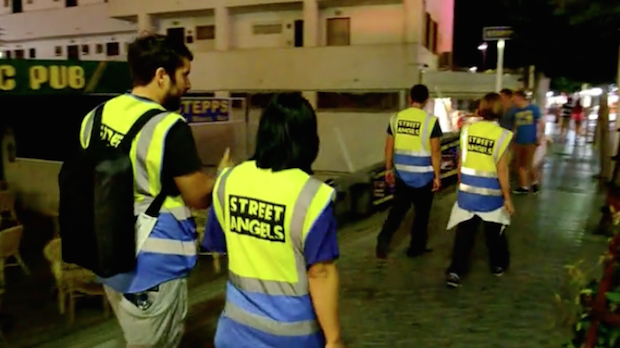 <p>
"Ángeles de la calle", recorriendo Santa Ponsa en 2013. / Street Angels, Vimeo</p>
,