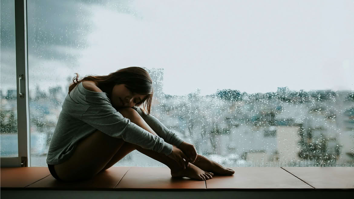 mujer lluvia, mujer abatida