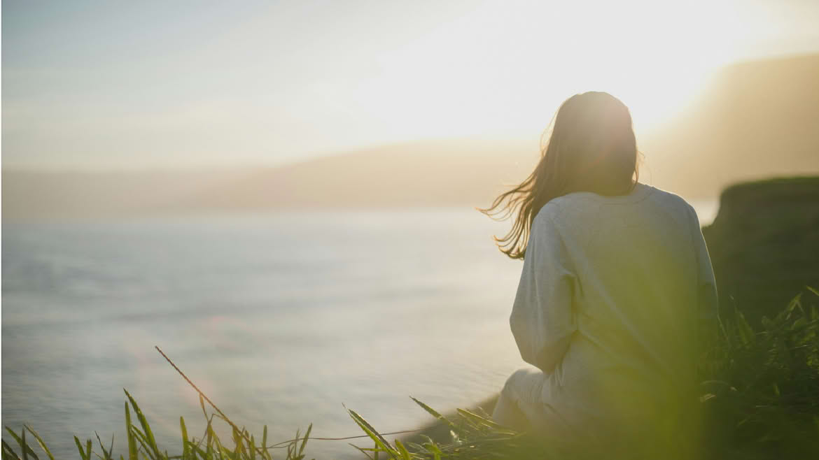 mujer atradecer, mujer amanecer