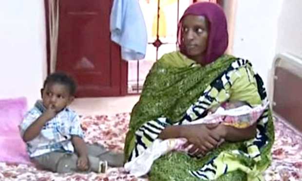 <p>
Meriam sostiene a su hija recién nacida junto a su hijo de 20 meses, en su celda / The Guardian</p>
,