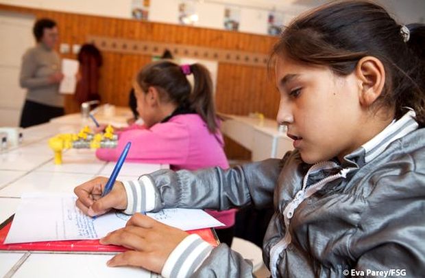 <p>
Niños gitanos en una escuela de Rumanía / Eva Parey, FSG</p>
,