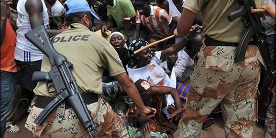 <p>
Imágenes de la tragedia en el estadio de Luanda la Nochevieja de 2012</p>
,