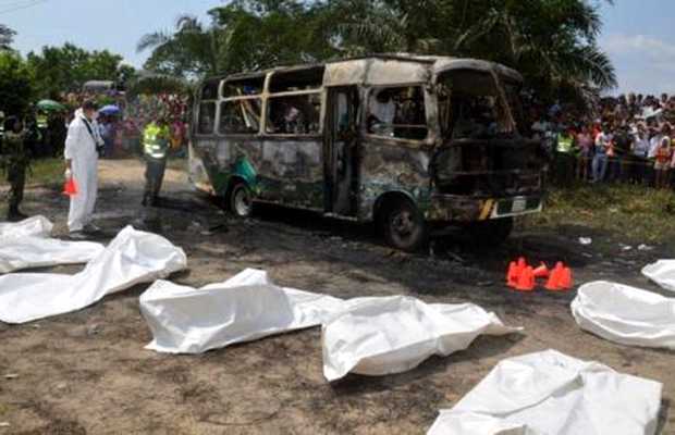 <p>
Imagen del autobús calcinado y parte de las víctimas / Efe</p>
,